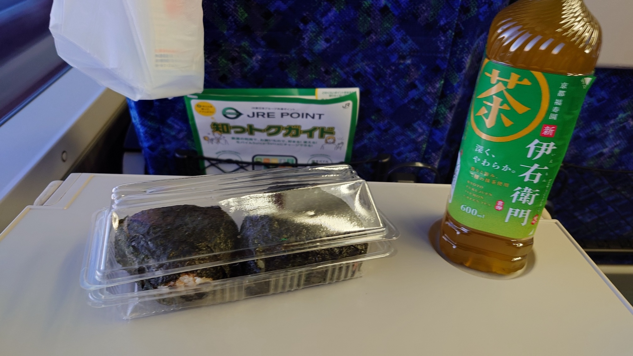 電車の中で食べたおにぎり２つ